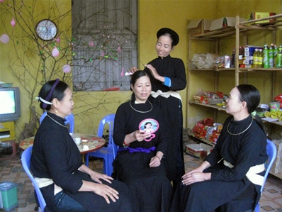 Phụ nữ Tày trang điểm chuẩn bị đi hội