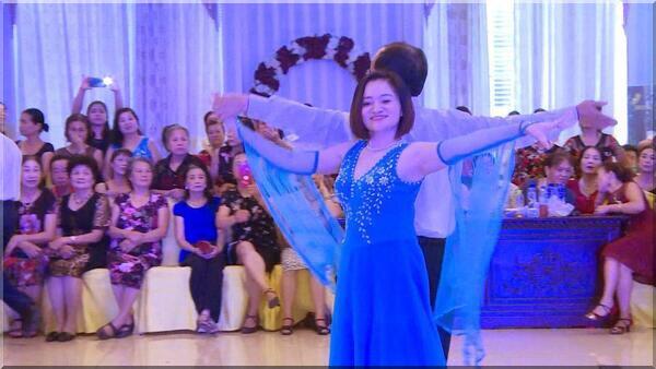 3565 2 NguoiAnTruaTrangChau